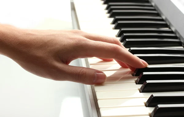 Kadının synthesizer oynarken el — Stok fotoğraf