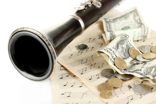 Музыкальный инструмент с деньгами изолированы на белом — стоковое фото