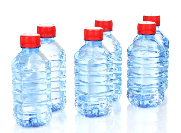 Plastikflaschen mit Wasser isoliert auf weiß — Stockfoto