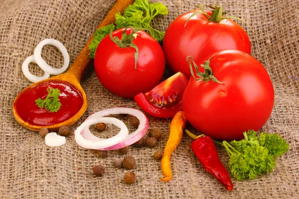 Ketchup und reife Tomaten in Großaufnahme — Stockfoto