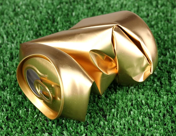 Crumpled empty can on grass — Stock Photo, Image