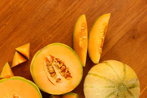 Melone tagliato su fondo di legno primo piano — Foto Stock