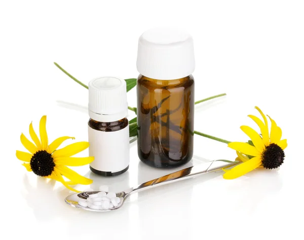 Geneeskundeflessen met tabletten en bloemen geïsoleerd op wit — Stockfoto