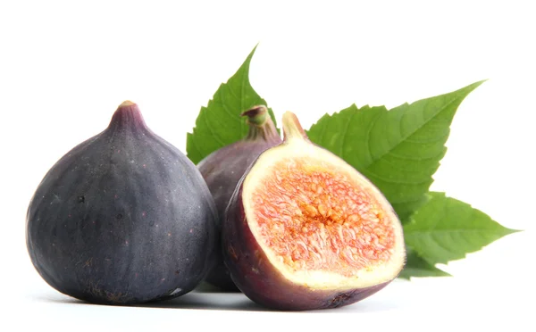 Figues douces mûres aux feuilles isolées sur blanc — Photo