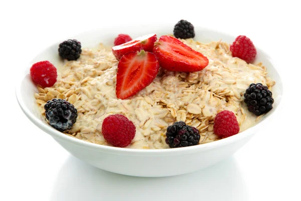 Leckere Haferflocken mit Beeren, isoliert auf weiß — Stockfoto