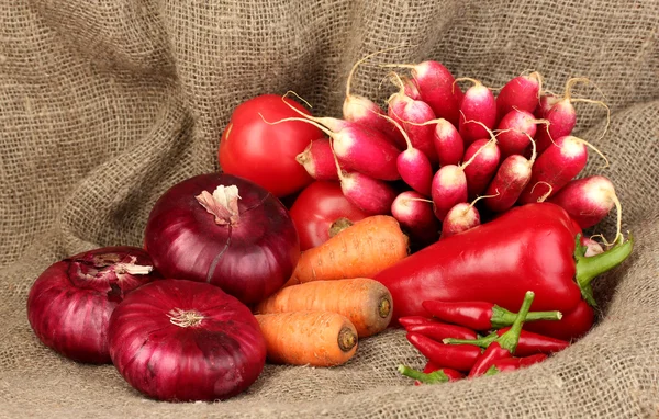 Legumes vermelhos frescos no fundo saco — Fotografia de Stock