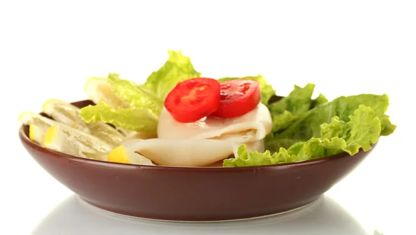 Calamares hervidos con verduras en el plato aislado en blanco —  Fotos de Stock