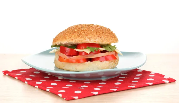 Sandwich appétissant sur plaque de couleur isolée sur blanc — Photo
