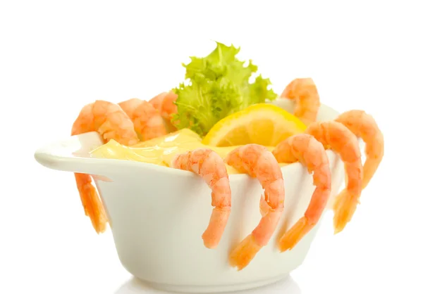 Варені креветки з соусом, листям салату та лимоном, ізольовані на білому — стокове фото