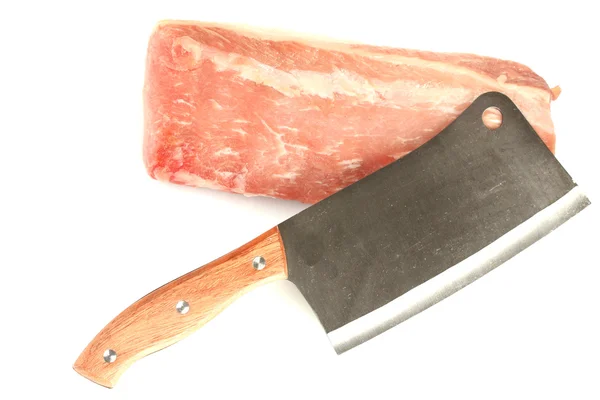 Rohes Schweinefleisch mit Fleischbeil isoliert auf weiß — Stockfoto