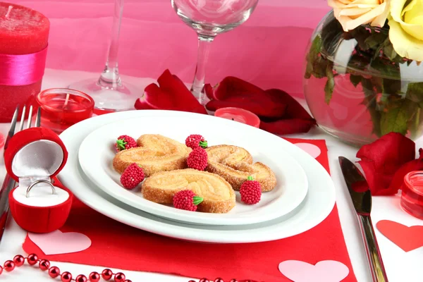 Tabel instelling ter ere van Valentijnsdag close-up — Stockfoto