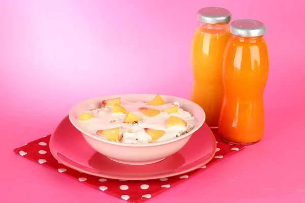 Gustoso cibo dietetico e bottiglie di succo, su sfondo rosa — Foto Stock