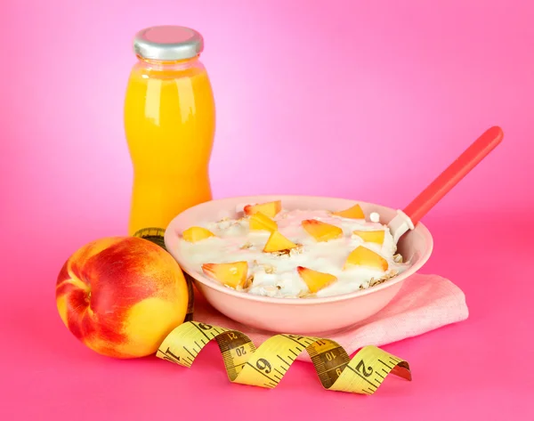 Lekker op dieet zijn eten, meten tape en fles van SAP, op roze achtergrond — Stockfoto