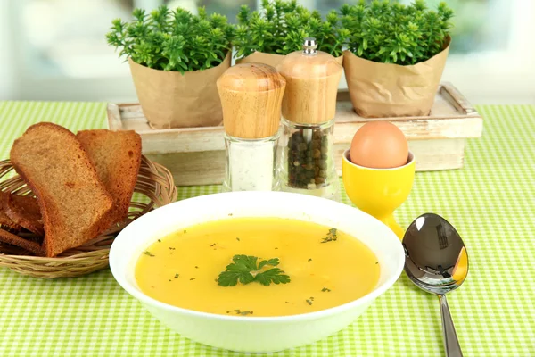 Sopa fragante en plato blanco sobre mantel verde sobre fondo de ventana — Foto de Stock