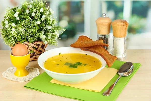 Sopa fragante en plato blanco en la mesa en el fondo de la ventana primer plano — Foto de Stock