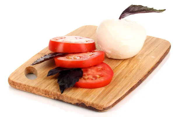 Chutné mozzarella s rajčaty na prkénko, izolované na bílém — Stock fotografie