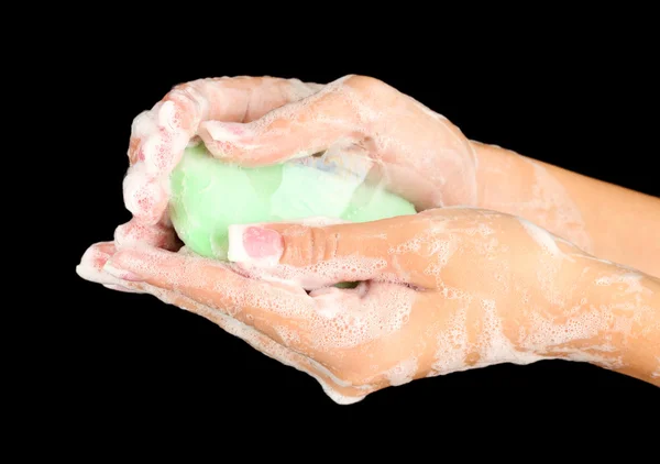 Női kéz a soapsuds, a fekete háttér közelről — Stock Fotó