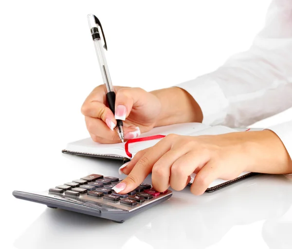 Handen van de vrouw rekent op de calculator, op witte achtergrond close-up — Stockfoto