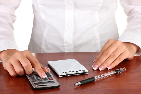 Les mains de la femme comptent sur la calculatrice, gros plan — Photo