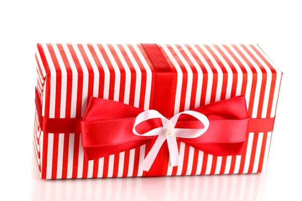Buntes rotes Geschenk mit Schleife isoliert auf weiß — Stockfoto