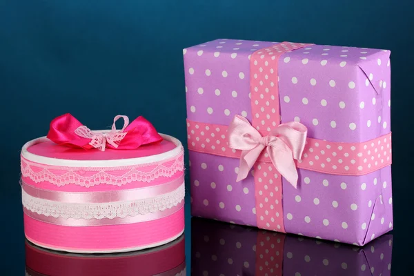 Bunte rosa und lila Geschenke auf blauem Hintergrund — Stockfoto