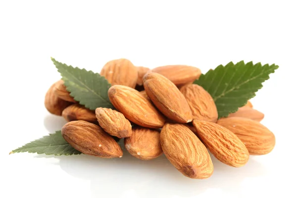 Smakelijke amandelen noten met bladeren, geïsoleerd op wit — Stockfoto