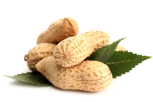 Leckere Erdnüsse mit Blättern, isoliert auf weiß — Stockfoto
