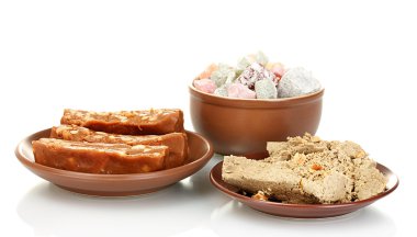 Doğu tatlılar - helva, şerbet ve üzerinde beyaz izole lokum