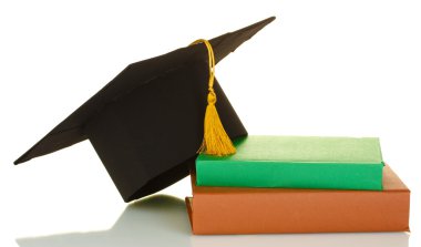 Grad hoed en diploma met boeken geïsoleerd op wit