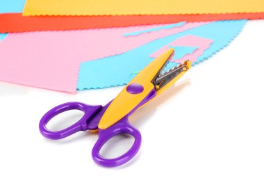 zikzak makasla renkli renkli kağıt üzerinde beyaz izole
