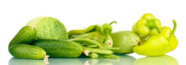 taze yeşil sebze üzerinde beyaz izole