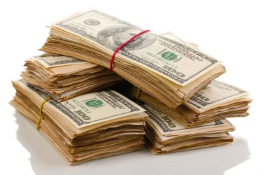 yüz dolarlık banknotlar yakın çekim üzerinde beyaz izole yığınları