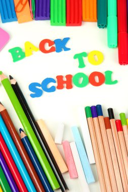 Çeşitli okul malzemeleri harflerle kelimeler 'Back to School' oluşan