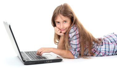 güzel bir kız ile üzerine beyaz izole laptop