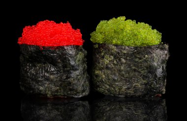 siyah üzerine izole lezzetli sushi