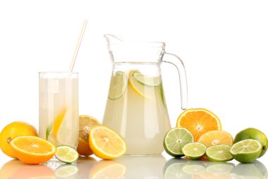 narenciye limonata sürahi ve bardak izole üzerinde beyaz etrafında narenciye