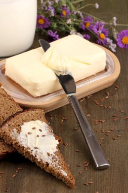 Ahşap kutusunda ekmek ve süt ahşap masa yakın çevrili tereyağı-