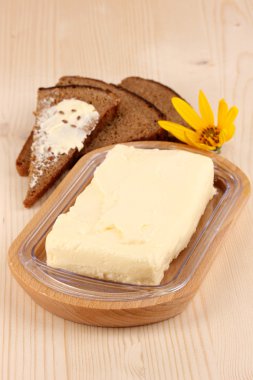 tahta sahibi ve ahşap masa yakın çekim ekmek üzerine tereyağı