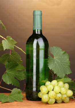 kahverengi zemin üzerine ahşap masa üzerinde büyük şarap şişesi