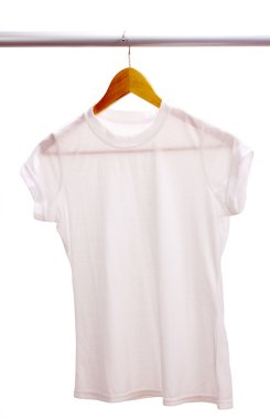 Beyaz t-shirt üzerinde beyaz izole askı üzerine