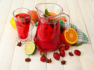 Sangria kavanoz ve beyaz tahta masada meyve ile cam