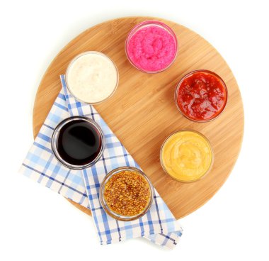 doğrama kurulu üzerinde beyaz izole üzerinde çeşitli soslar