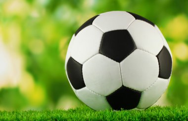 Yeşil çimlerde futbol topu