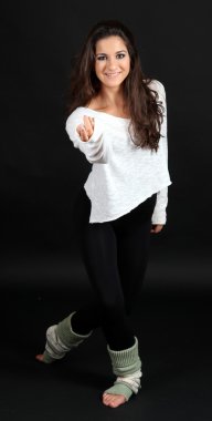 Genç modern dansçı, siyah üzerine izole edilmiş.