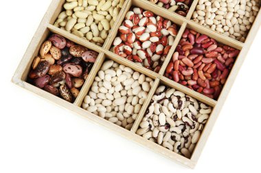 beyaz izole ahşap kutu bölümlerde çeşitli fasulye