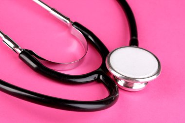 pembe bir arka plan üzerinde stetoskop