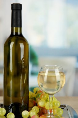cam şişe his Oda zemin üzerinde beyaz şarap