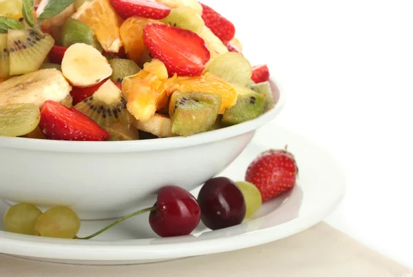 Tazón con ensalada de frutas frescas y bayas aisladas en blanco — Foto de Stock