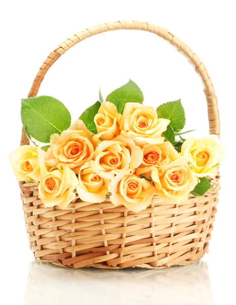 Hermoso ramo de rosas en cesta aislada en blanco — Foto de Stock