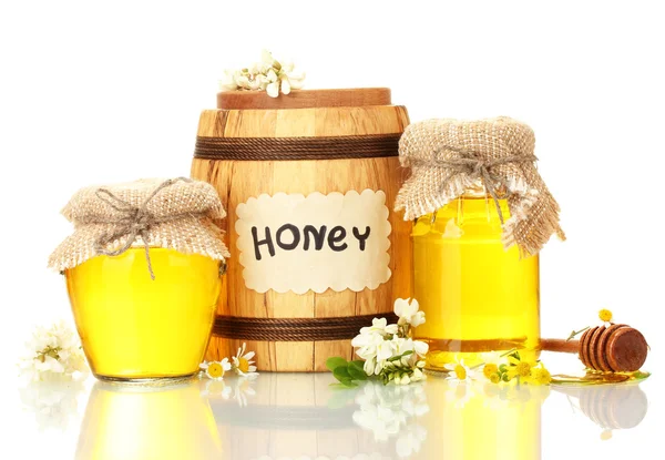 Солодкий мед в бочці і банки з квітами акації ізольовані на білому — стокове фото